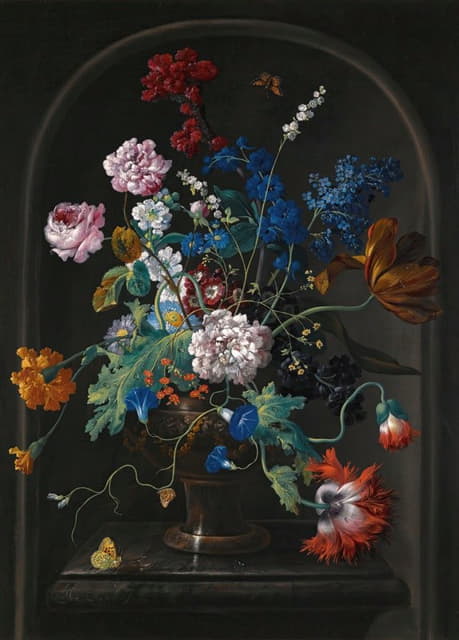玫瑰、郁金香、海葵、风铃草和其他花卉的静物画，放在一个石头壁龛的花瓶里