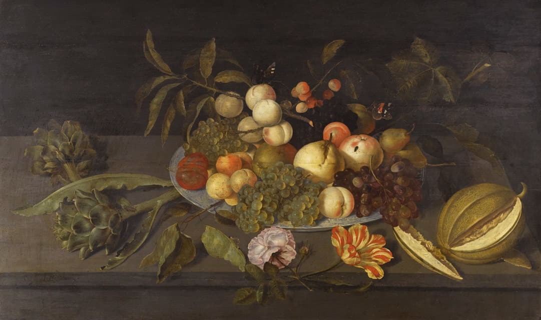 静物画，苹果、梨、葡萄和其他水果放在一个中国瓷碗里，放在窗台上，旁边是一个甜瓜