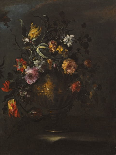 玫瑰、郁金香和其他花卉的静物画，放在石头壁架上的青铜花瓶中