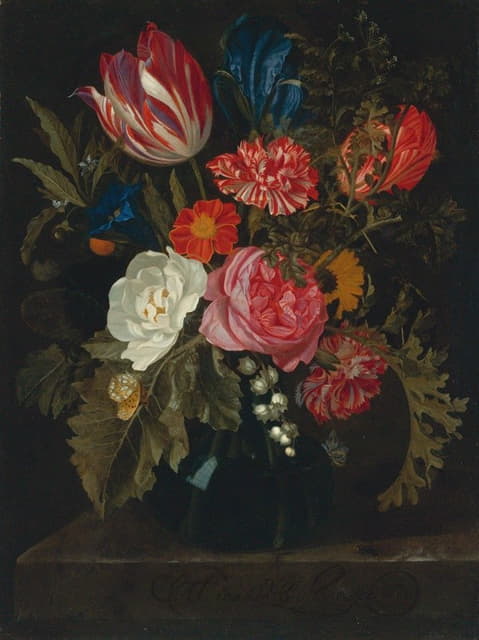 玻璃花瓶中玫瑰、康乃馨、郁金香和其他花卉的静物画