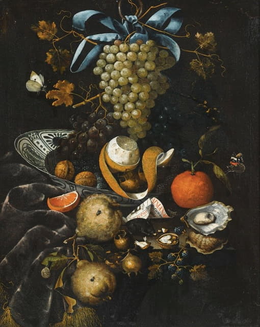 万里瓷碗里的青白葡萄、核桃、半去皮柠檬和黑莓的静物画