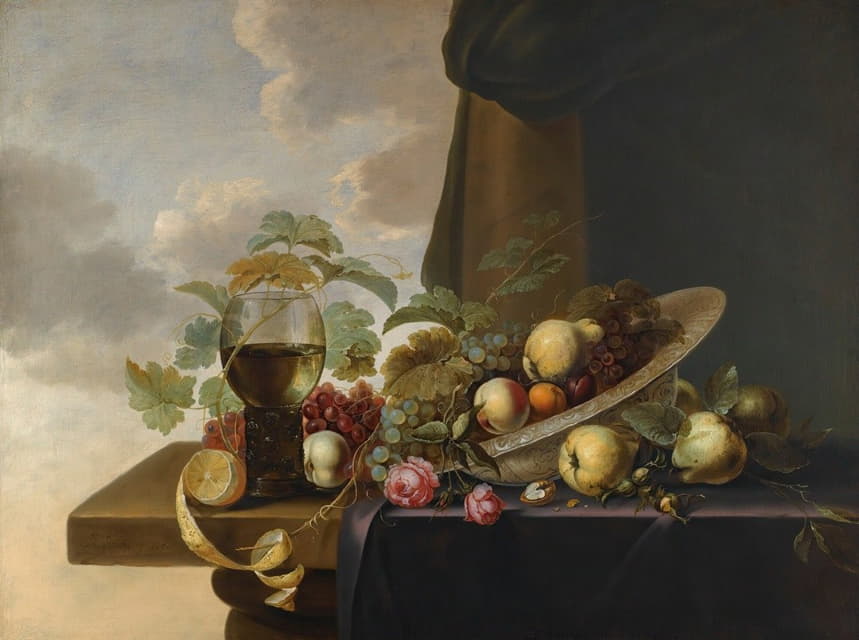 在瓦安利克拉克瓷碗里放着葡萄、梨、桃子和玫瑰的静物画，在部分覆盖的桌面上放着一个罗默和一个半去皮的柠檬