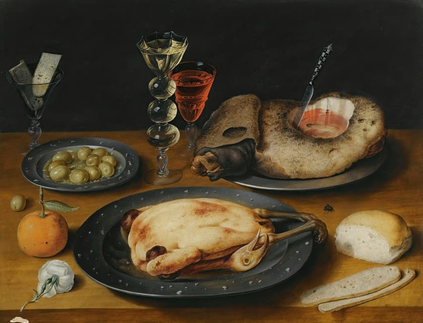 一只烤鸡，一只火腿和橄榄放在锡盘子里，一个面包卷，一个桔子，酒杯和一支玫瑰放在木桌上