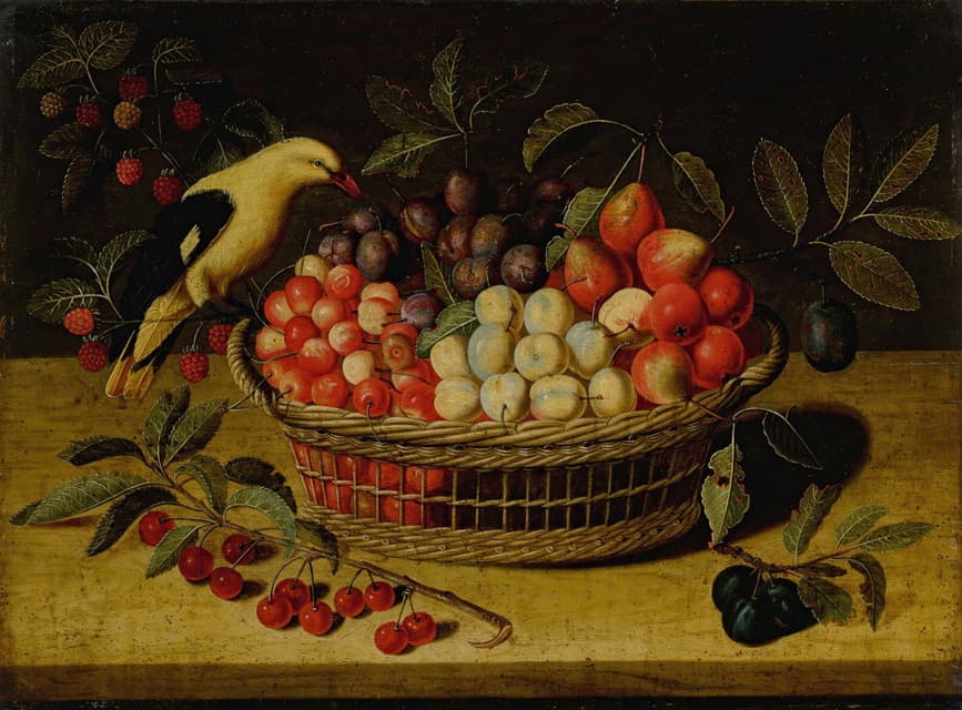 篮子里有樱桃、李子、覆盆子和其他水果的静物画，还有一只黄色的鸟