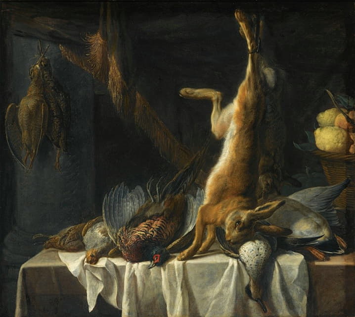 一张桌子上有一只死兔子、一只鸭子、一只野鸡和一只家禽的静物画，桌子上覆盖着一块白布，还有一个装满水果的篮子