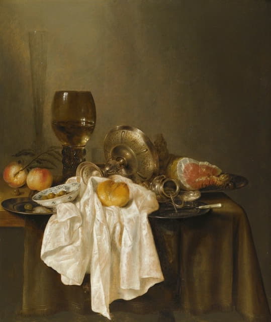 一个班克杰静物画，旁边有一个罗默，一个银色的塔萨，一个火腿，桃子，一个盐窖，一个面包卷和一块白布放在一张半掩着的桌子上