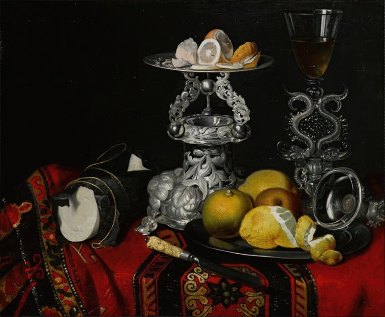 静物画，一个法昂威尼斯蛇茎酒杯，一个银色的容器，一块糖和柠檬放在一个锡盘子上，都放在一张有褶皱的桌子上