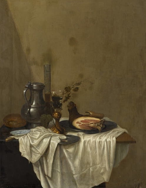 静物画，一个锡罐，一个罗默斯和一条火腿腿，一起放在一张铺着白色桌布的桌子上