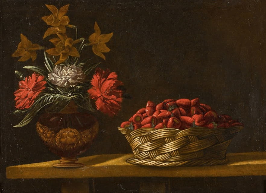 桌面上有一瓶花和一篮草莓的静物画