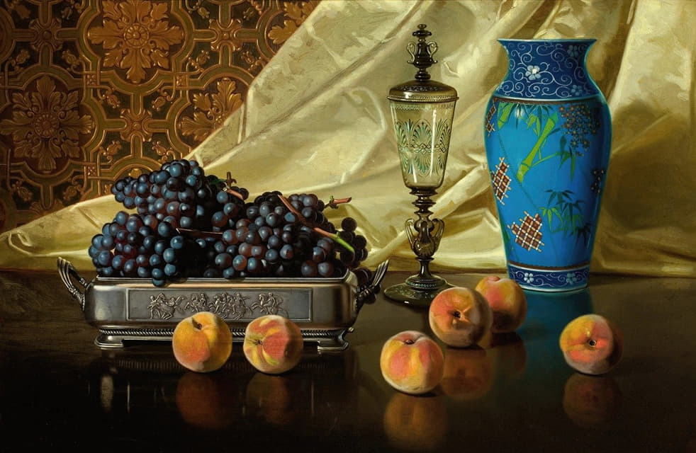 银色盘子里的桃子和葡萄的静物画