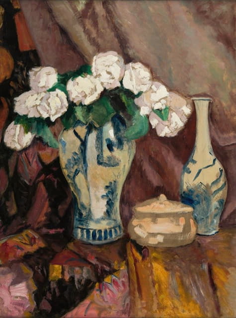 花瓶里插着白玫瑰的静物画