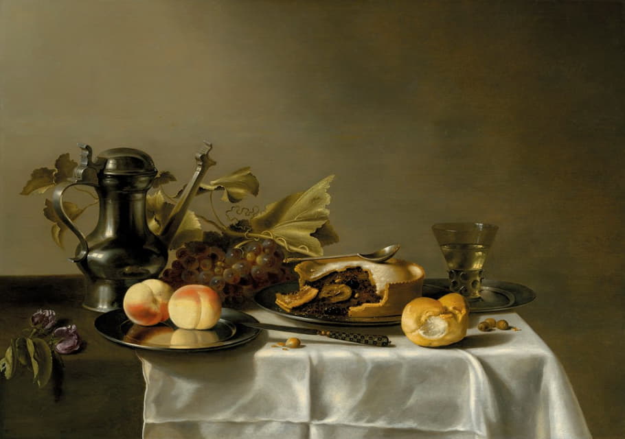 银盘上的桃子，一个水果派，一个面包卷，一个修剪过的roemer和一个银咖啡壶放在一张半掩着的桌子上