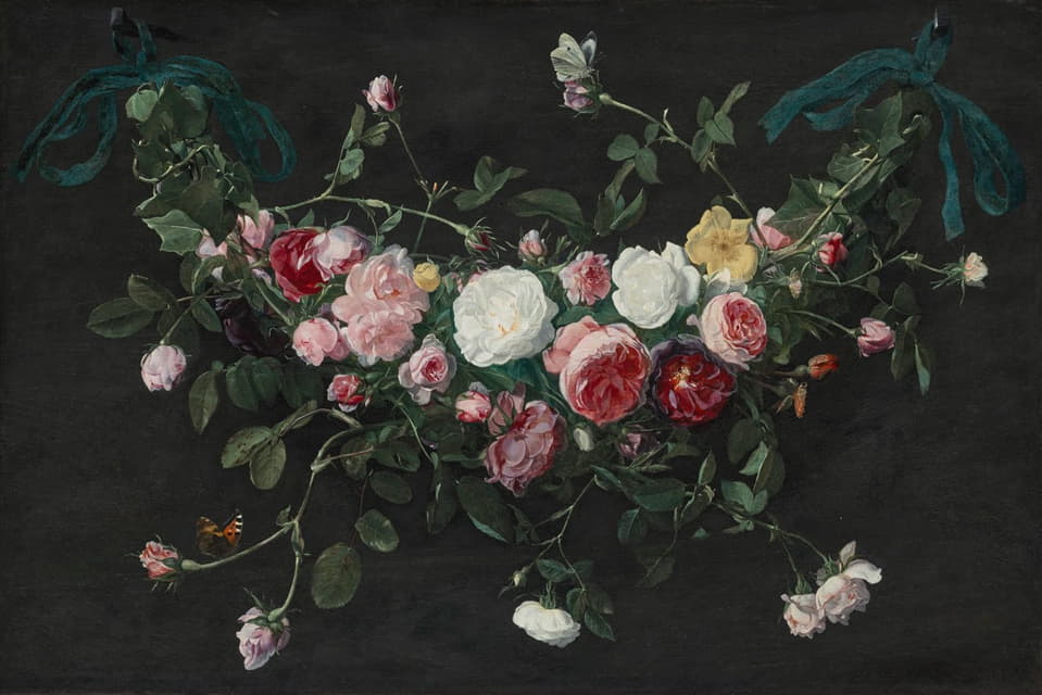 玫瑰和常春藤的花环，用丝带悬挂着，有一个卷心菜白和一只玳瑁蝴蝶