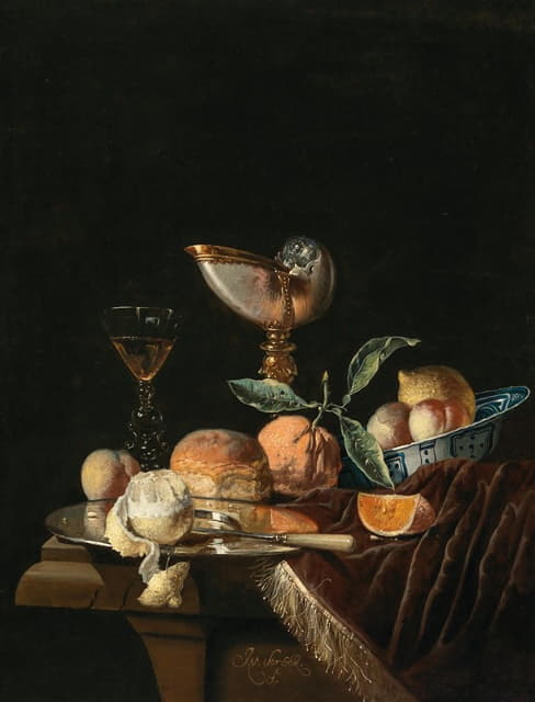 一个鹦鹉螺杯，一个万里克拉克（Wan Li Kraak）混合水果瓷碗，一个银托盘和一杯葡萄酒，放在一张有天鹅绒盖的石桌上