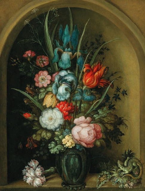 玻璃花瓶里的混合花，旁边有一只蜥蜴