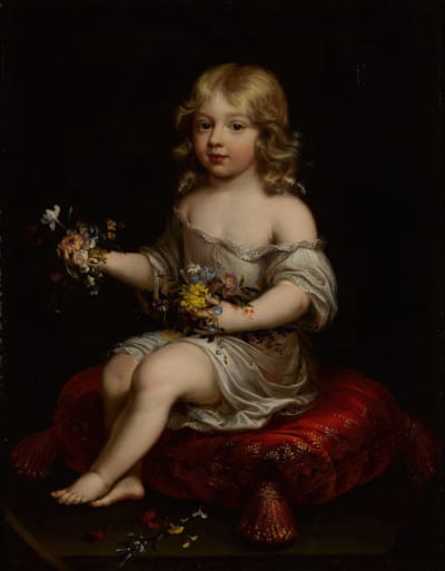 一个年轻男孩坐在垫子上捧着鲜花的肖像
