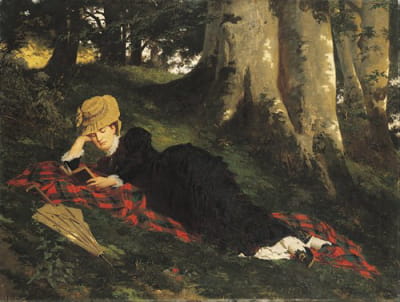 在森林里看书的女人