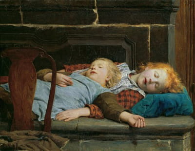 壁炉上两个熟睡的女孩