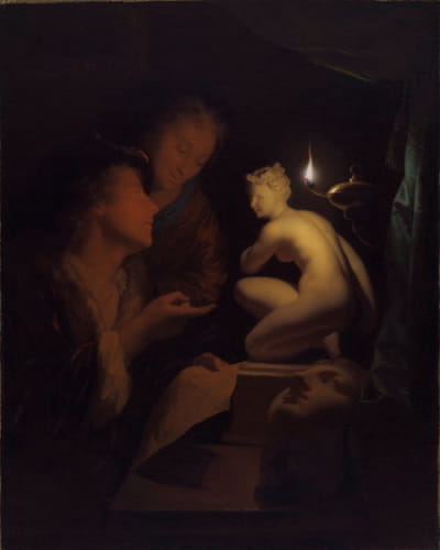 灯光下研究维纳斯雕像的年轻男女