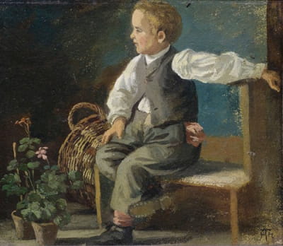 一个小男孩坐在长椅上，上面放着花盆和柳条篮子