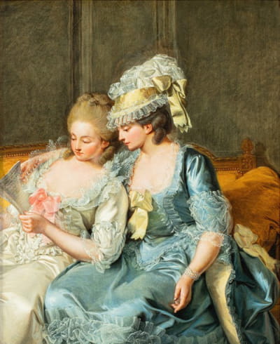 两个年轻女人在读一封信