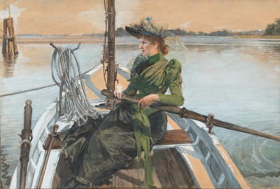 一位女士穿着绿色衣服，戴着精致的帽子，坐在划艇上