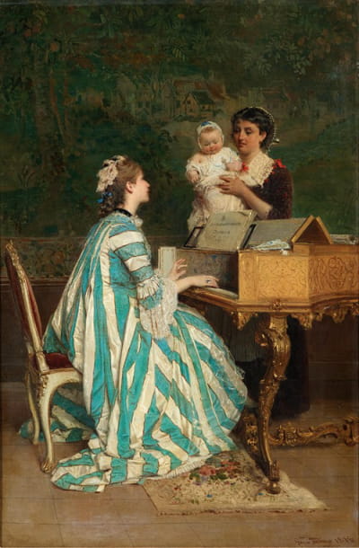 一位年轻的母亲在弹单键琴