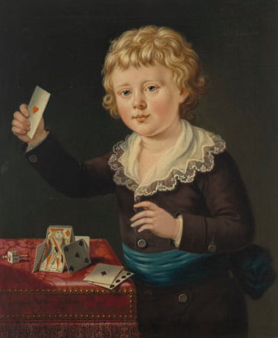 一个年轻男孩玩纸牌屋的肖像