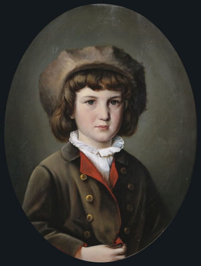 一个穿着绿色夹克，戴着皮帽的男孩的肖像