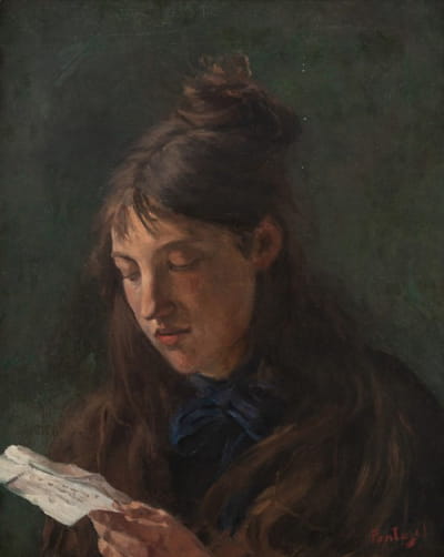 一个年轻的女人在读书