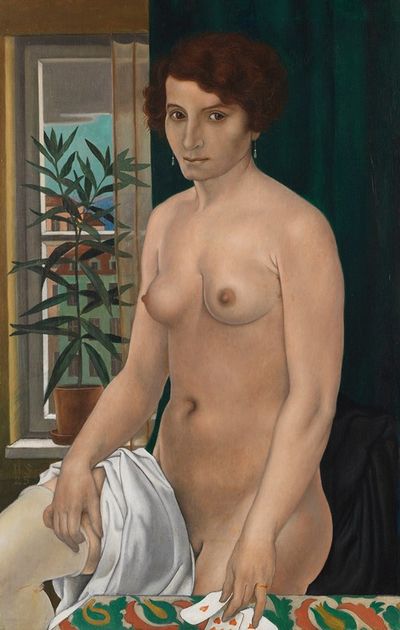 在窗边摆牌的裸体女子