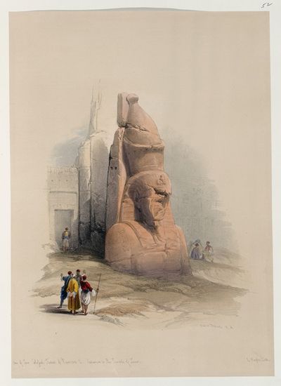 拉美西斯二世的两尊巨型雕像之一。卢克索神庙入口。