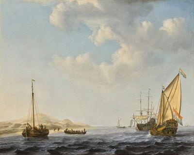 一艘阿姆斯特丹州游艇在岸边抛锚，其他船只在波涛汹涌的水域