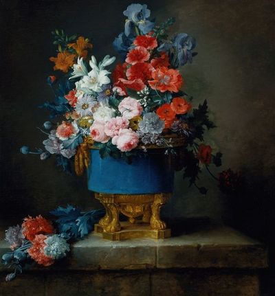 蓝色瓷瓶中的花束