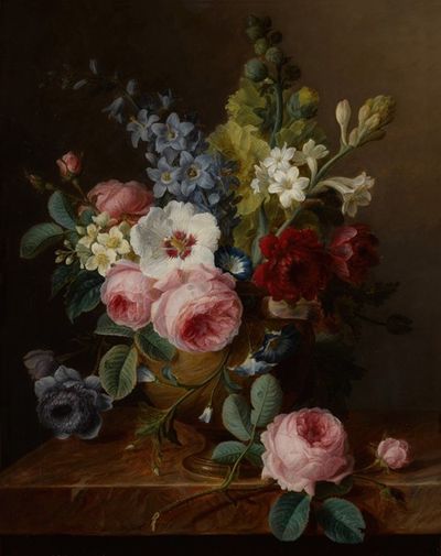 大理石窗台上花瓶里的花卉静物，包括玫瑰、木槿、喇叭花、蜀葵和茴香