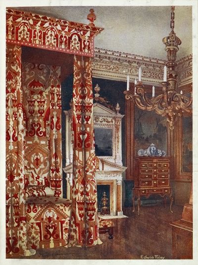 安妮女王的床，架子上的抽屉柜，木制烛台