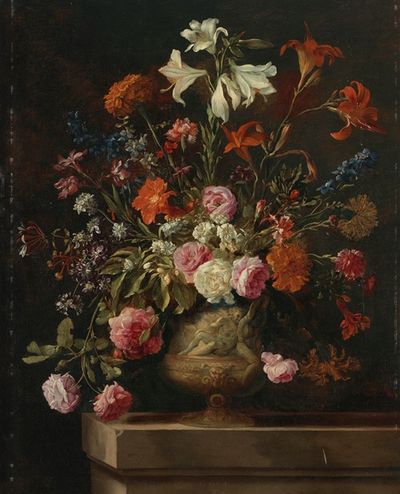百合、康乃馨、玫瑰和其他花卉，放在镀金的浅浮雕瓮中，放在石壁上