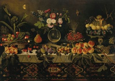 一张挂满水果和鲜花的玻璃花瓶桌