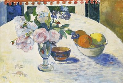 桌子上的花和一碗水果
