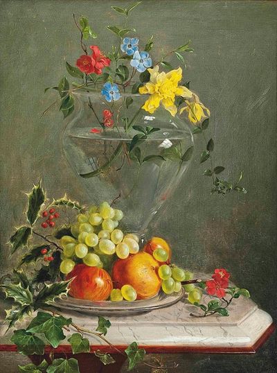 冬青、常春藤、葡萄、苹果和橙子放在大理石窗台上的一个花瓶旁的碗里，花瓶里有水仙花和夹竹桃