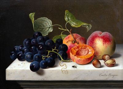 大理石基座上的葡萄、桃子和坚果水果静物