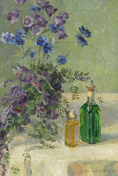 桌上有蓝色花朵和两个瓶子的静物