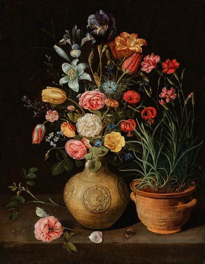 陶器花瓶里有玫瑰、百合、鸢尾花和其他花卉，窗台上有一壶康乃馨和一只蝴蝶