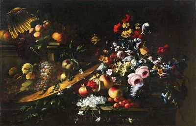 康乃馨、玫瑰、茉莉花和其他花朵，金色盘子上有水果