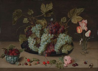 万历碗里有葡萄、鲜花和浆果的静物