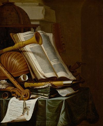 书籍、地球仪和乐器放在一张铺着窗帘的桌子上
