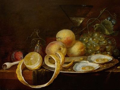 桌上的静物，包括两个牡蛎放在锡盘上，一个酒杯，一个部分去皮的柠檬，以及各种水果
