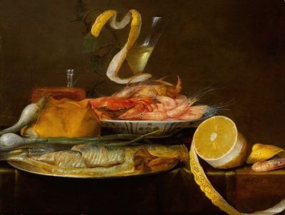 桌面上的静物，包括一个锡盘上的鲱鱼、一碗瓷碗虾、一个酒杯和一个部分去皮的柠檬