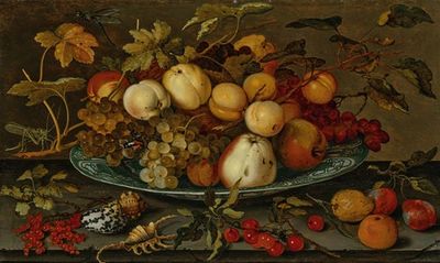 葡萄、桃子、苹果和李子放在窗台上的碗里，里面有贝壳、蚱蜢和其他水果
