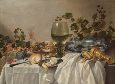在一张铺着窗帘的桌子上，盛满了银和玻璃器皿，还有葡萄藤、水果和烘焙食品